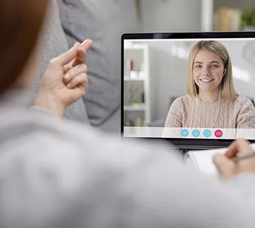 Psicóloga realizando sesión de terapia online por videoconferencia| Psicología Aranda-Séiquer